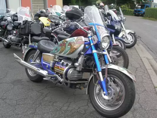 Op de parkeerplaats genoeg plaats voor alle motoren