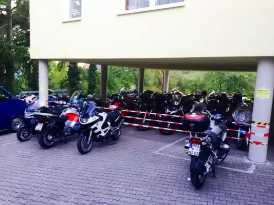 De motoren kunnen bij het motorvriendelijke hotel geparkeerd staan