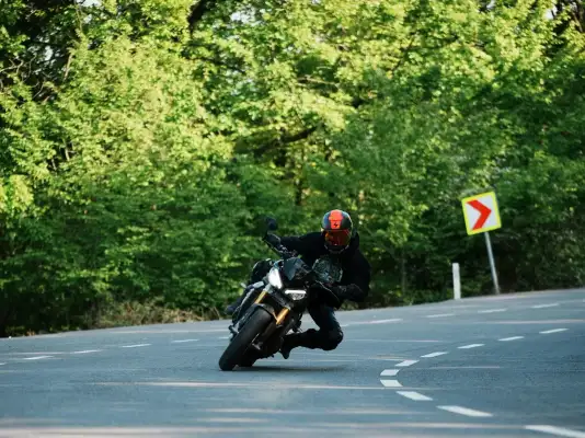 Heerlijke bochten op de motor Heerlijke bochten op de motor