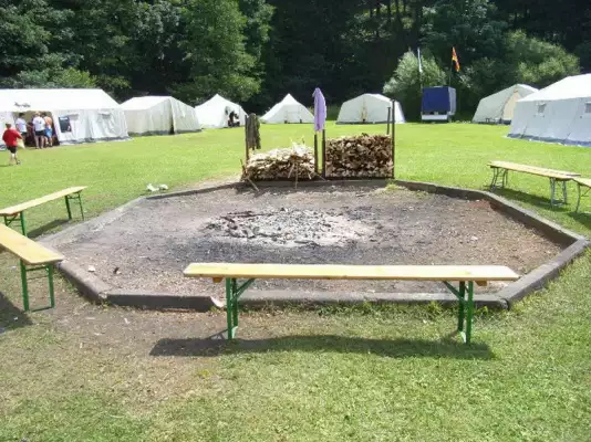 Het grote grasveld met kampvuurplaats, ideaal voor groepen motorrijders! Het grote grasveld met kampvuurplaats, ideaal voor groepen motorrijders!