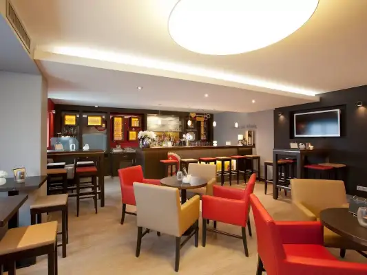 De gezellige ruimte van de Köpi Lounge bij Apart Hotel Sehnde