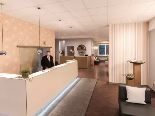 De receptie van het hotel