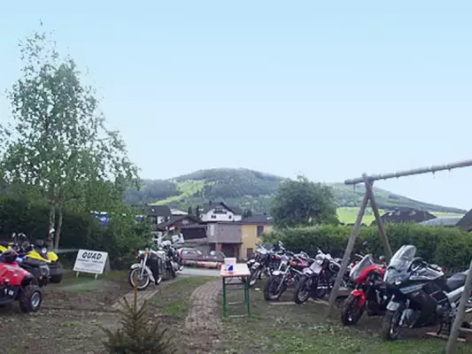 Plek genoeg voor alle motoren bij Biker Pension Arnold