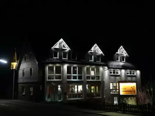 Pension Schweinsberg in de avond
