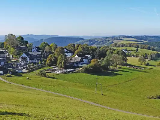 De prachtige omgeving van het Sauerland om te motorrijden