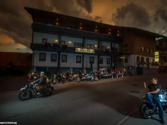 Het terras waar je tot 's avonds laat gezellig kunt zitten na een dag motorrijden