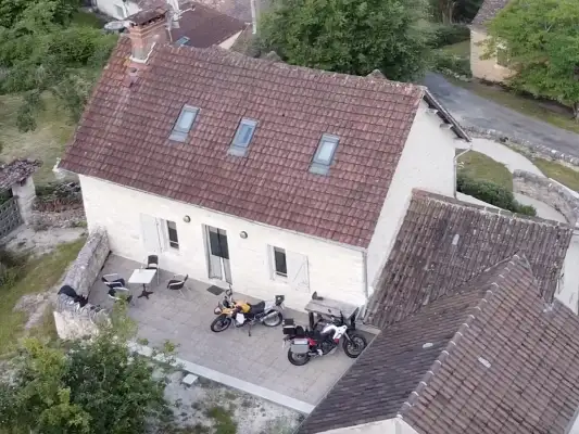 Privé parkeerplaats voor de motoren bij de Gite van Auberge de Carlucet Privé parkeerplaats voor de motoren bij de Gite van Auberge de Carlucet