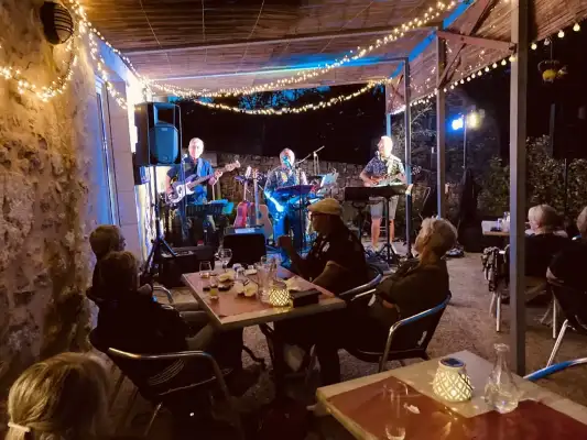 Genieten van live muziek Genieten van live muziek