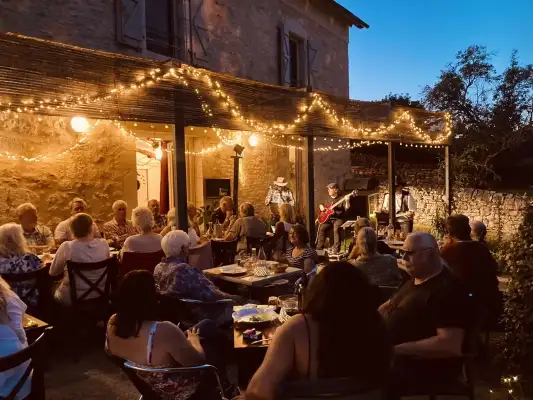 In de zomer is er geregeld live muziek bij Auberge de Carlucet In de zomer is er geregeld live muziek bij Auberge de Carlucet