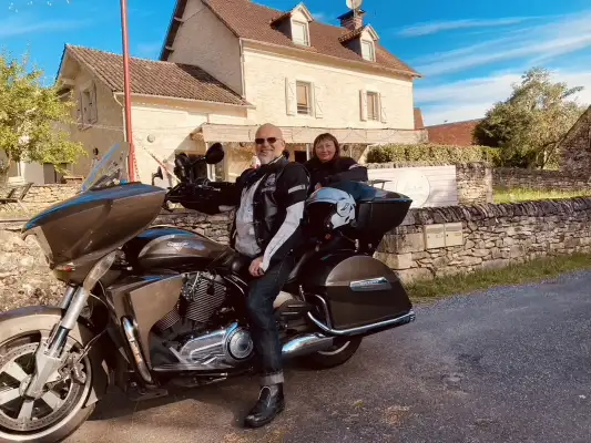 Motorrijders vertrekken Motorrijders vertrekken