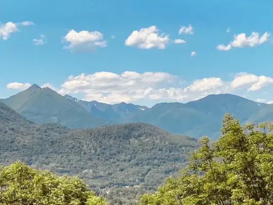 De bergachtige omgeving rondom Carlucet De bergachtige omgeving rondom Carlucet
