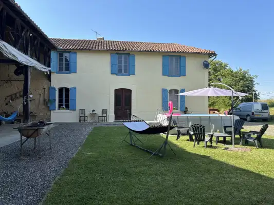 De zonnige tuin met zwembad, heerlijk ontspannen na een dag motorrijden De zonnige tuin met zwembad, heerlijk ontspannen na een dag motorrijden