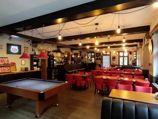 Na een dag motorrijden biljart spelen en wat drinken aan de bar Na een dag motorrijden biljart spelen en wat drinken aan de bar