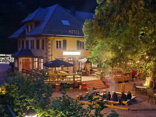 Het terrein van het motorhotel Het terrein van het motorhotel