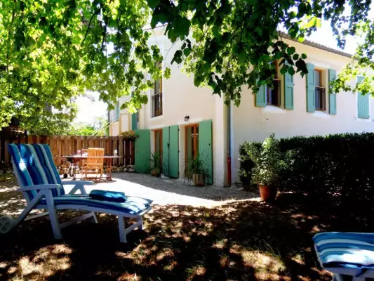 Het terras, met schaduw, van gite malaup Het terras, met schaduw, van gite malaup