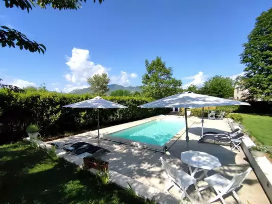 Een verkoelende duik in het zwembad bij Les Glycines Een verkoelende duik in het zwembad bij Les Glycines