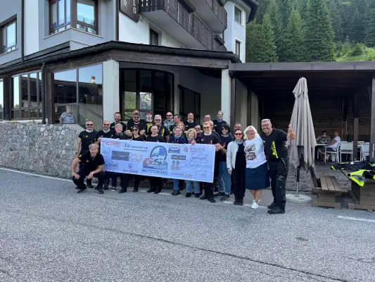 Groepen motorrijders bij Al Gallo Forcello 1530