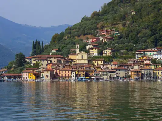 Monte Isola in het Iseomeer Monte Isola in het Iseomeer