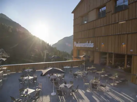 Het terras met prachtig uitzicht waar je wat kunt drinken
