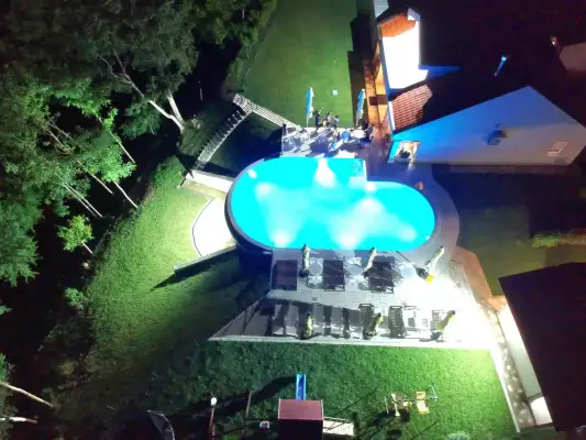 Seosko domaćinstvo Jovanović in de avond