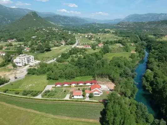 De bergachtige omgeving rondom Seosko domaćinstvo Jovanović