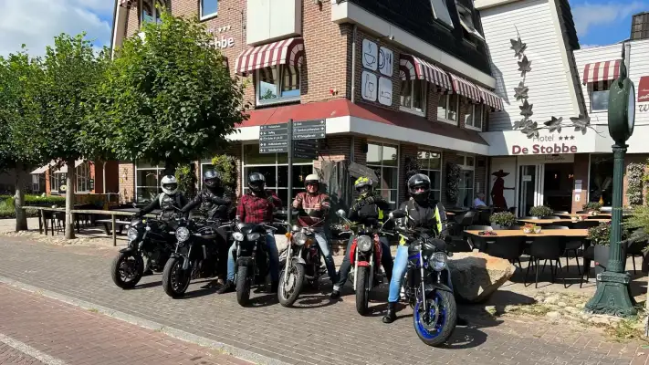 Motorrijders bij Hotel de Stobbe Motorrijders bij Hotel de Stobbe