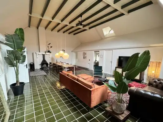 De woonkamer van de groepswoning voor 12 personen bij Het Wylde Pad