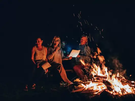 's Avonds genieten bij het kampvuur