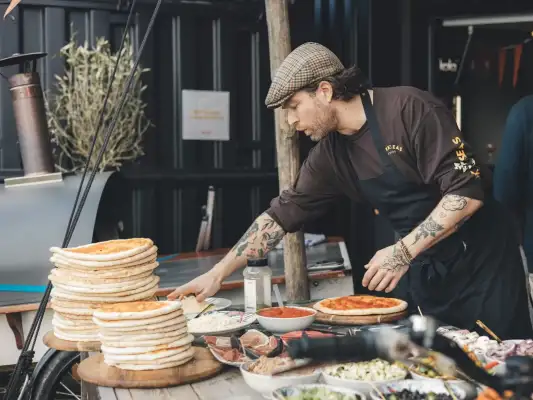 Genieten van vers gebakken pizzas