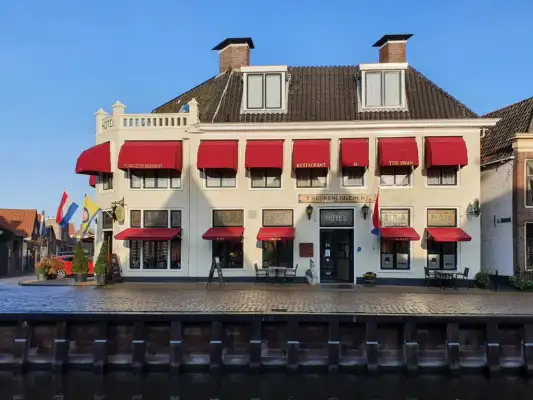 Hotel Restaurant ’t Heerenlogement ligt aan de kade