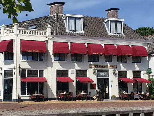 Heerlijk terras in de zon aan de kade