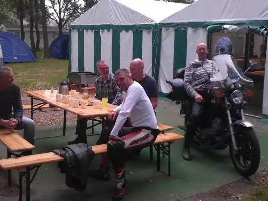 Heerlijk wat drinken na een dag motorrijden bij Camping Costa del Zeumeren