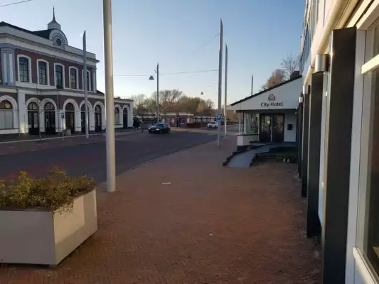 De ingang van het hotel
