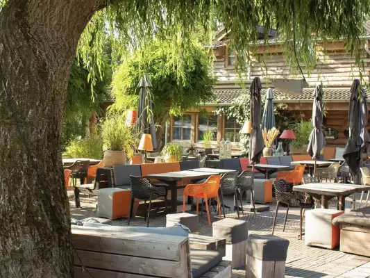 Het terras waar je heerlijk kunt zitten na een dag motorrijden