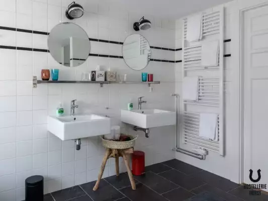 Het sanitair van de kamer