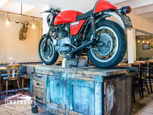 Een oude Laverda binnen bij In den Hof