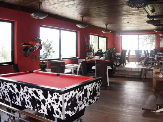 De eetzaal met biljart