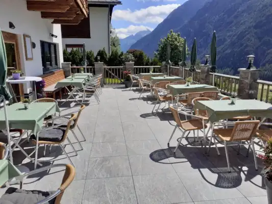 Nagenieten op het terras bij Hotel Bergmahd