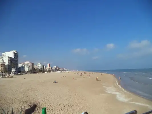 De zee is dichtbij vanuit Motorcycle Island
