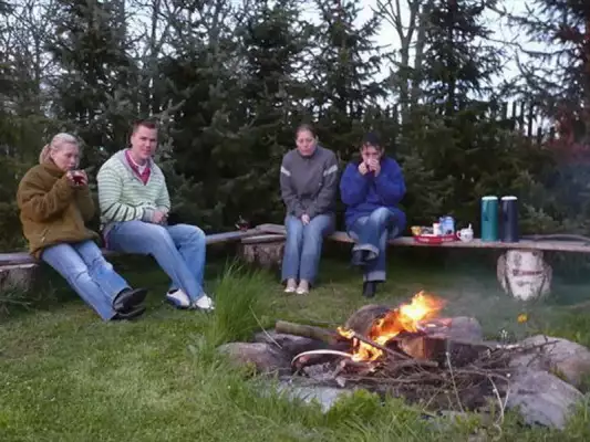 's Avonds gezellig rond het kampvuur bij Guesthouse Camping Pliskovice 's Avonds gezellig rond het kampvuur bij Guesthouse Camping Pliskovice