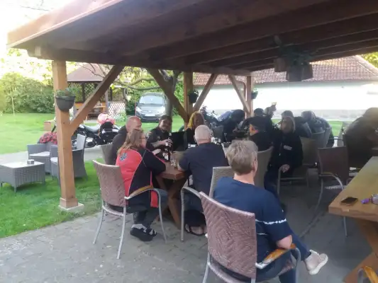 Gezellig met elkaar wat drinken na een dag motorrijden Gezellig met elkaar wat drinken na een dag motorrijden