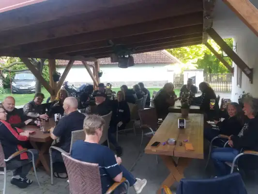 Motorrijders op het terras bij Guesthouse Camping Pliskovice Motorrijders op het terras bij Guesthouse Camping Pliskovice