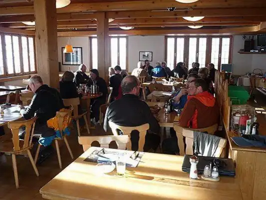 De gemeenschappelijke ruimte van de berglodge De gemeenschappelijke ruimte van de berglodge