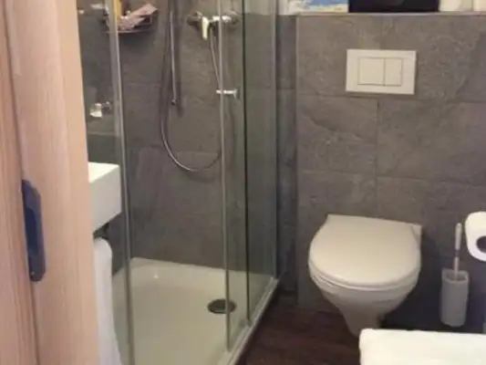 Het sanitair van een kamer bij Alpin Center Sustenpass Het sanitair van een kamer bij Alpin Center Sustenpass
