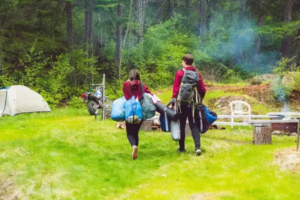 Motorrijders aan het motorkamperen